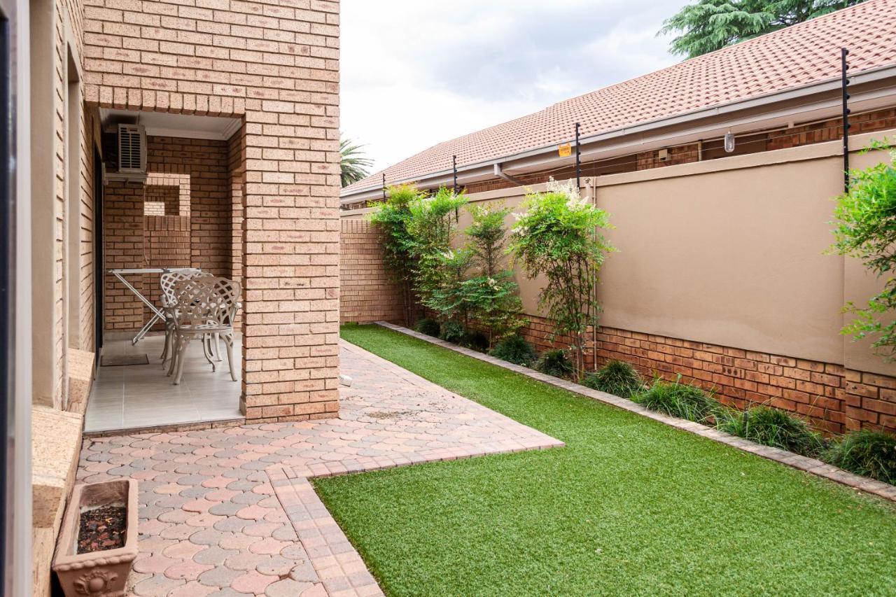 Camelot Guest House & Apartments Potchefstroom Exterior foto